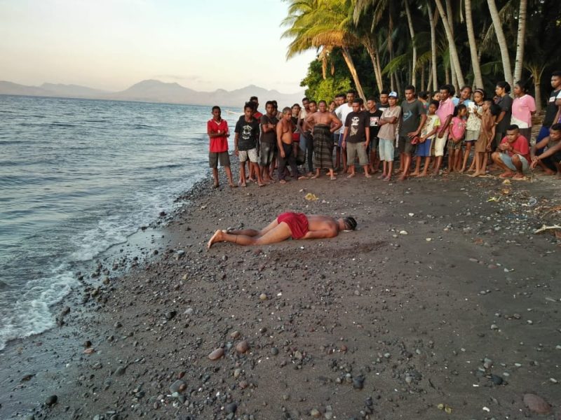Korban tenggelam di di Pantai Ahu Wair Desa nangatobong Kecamatan Waigete, Sabtu (27/10)
