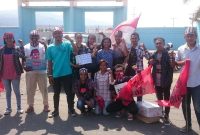 Puluhan aktifis GMNI Sikka pose bersama di sela-sela kegiatan penggalangan dana untuk korban bencana di Palu dan Donggala, Rabu (3/10)