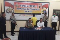 Kapolres Sikka Rickson PM Situmorang didampingi Kasat Reskrim AKP Heffri Dwi Irawan memberikan keterangan pers tentang kasus pemerkosaan terhadap anak di bawah umur, Selasa (30/10) di Mapolres Sikka