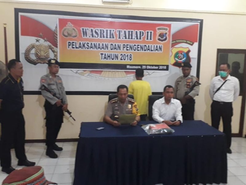 Kapolres Sikka Rickson PM Situmorang didampingi Kasat Reskrim AKP Heffri Dwi Irawan memberikan keterangan pers tentang kasus pemerkosaan terhadap anak di bawah umur, Selasa (30/10) di Mapolres Sikka