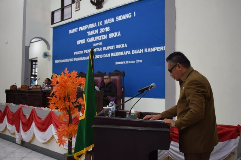 Bupati Sikka Fransiskus Roberto Diogo sedang membacakan Nota Keuangan Ranperda perubahan APBD TA 2018, Senin (22/10)