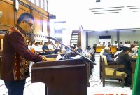 Bupati Sikka Fransiskus Roberto Diogo saat memberikan keterangan di rapat paripurna DPRD Sikka, Rabu (24/10)