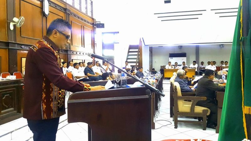 Bupati Sikka Fransiskus Roberto Diogo saat memberikan keterangan di rapat paripurna DPRD Sikka, Rabu (24/10)