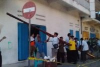 Aparat kepolisian dibantu masyarakat menurunkan tiang jaringan telekomunikasi di depan Toko Agung Jalan Don Thomas Maumere, Selasa (30/10)