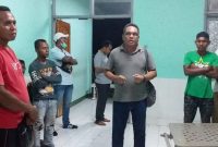 Kepala Telkom Maumere Oktavianus (tengah) berada di kamar jenazah RSUD TC Hillers Maumere, Selasa (30/10)
