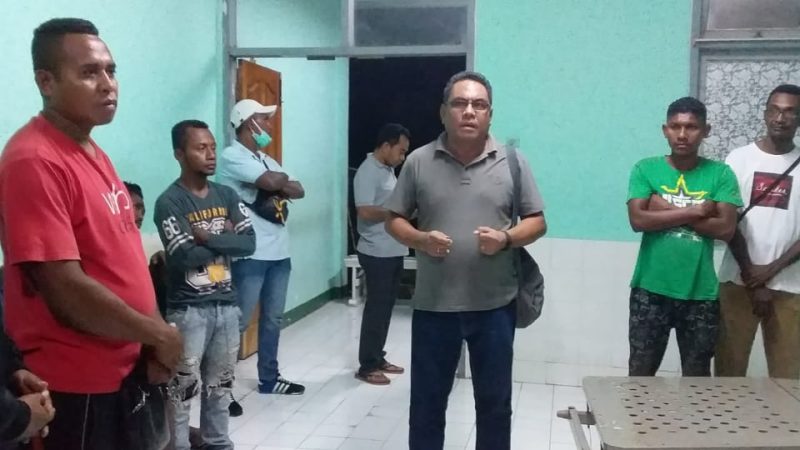 Kepala Telkom Maumere Oktavianus (tengah) berada di kamar jenazah RSUD TC Hillers Maumere, Selasa (30/10)