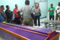 Suasana di kamar jenazah RSUD TC Hillers Maumere, Selasa (30/10) malam, menyusul tewasnya dua buruh pekerja jaringan telekomunikasi