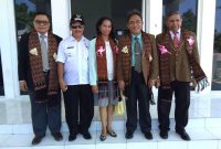Camat Bola Vanus Conterius (kedua dari kiri)