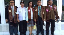 Camat Bola Vanus Conterius (kedua dari kiri)