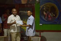 Wabup Flotim Agustinus Payong Boli menerima buku Ole-Ole Hari Bae Nagi dari penulis Wentho Eliando saat launching di Ini Bukan Cafe di Larantuka, Selasa (2/10) malam