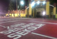 Zona Selamat Sekolah di Jalan Anggrek, persis di depan SMAS John Paul II, hasil kreatifitas Komunitas Jeep Maumere, Sabtu (20/10)