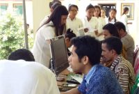 Peserta seleksi kompetensi dasar di Kabupaten Sikka sedng melakukan registrasi online, Rabu (7/11)