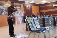 Bupati Sikka Fransiskus Roberto Diogo sedang berbicara pada Seminar Prospek Pengembangan Bisnis Sengon, Kamis (8/11), di Gedung SCC Maumere