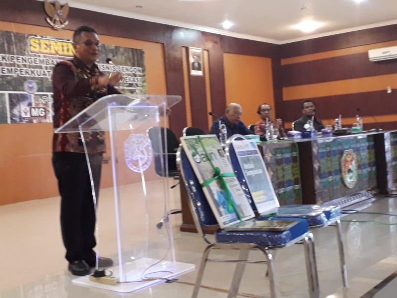 Bupati Sikka Fransiskus Roberto Diogo sedang berbicara pada Seminar Prospek Pengembangan Bisnis Sengon, Kamis (8/11), di Gedung SCC Maumere