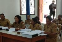Kepala Badan Kepegawaian dan Pemberdayaan SDM Kabupaten Sikka Martha Huberty Pega sedang memberikan penjelasan kepada Pansus DPRD Sikka, Senin (26/11)