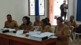 Kepala Badan Kepegawaian dan Pemberdayaan SDM Kabupaten Sikka Martha Huberty Pega sedang memberikan penjelasan kepada Pansus DPRD Sikka, Senin (26/11)