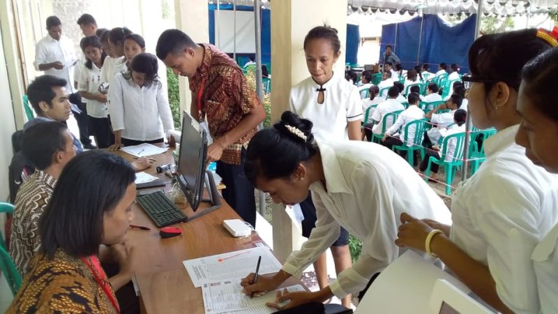 Sejumlah CPNSD di Kabupaten Sikka sedang melakukan registrasi online sebelum mengikuti seleksi kompetensi dasar, Rabu (7/11), di SMKN 1 Maumere