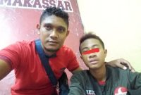 Penyidik Polsek Bola bersama tersangka curanmor yang ditangkap di Makasar, Senin (26/11)