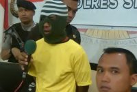 GS, pelaku pencurian laptop dan handphone sedang memberikan keterangan kepada awak media, Jumat (16/11) di Aula Mapolres Sikka