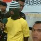 GS, pelaku pencurian laptop dan handphone sedang memberikan keterangan kepada awak media, Jumat (16/11) di Aula Mapolres Sikka
