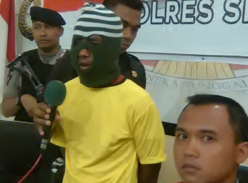 GS, pelaku pencurian laptop dan handphone sedang memberikan keterangan kepada awak media, Jumat (16/11) di Aula Mapolres Sikka