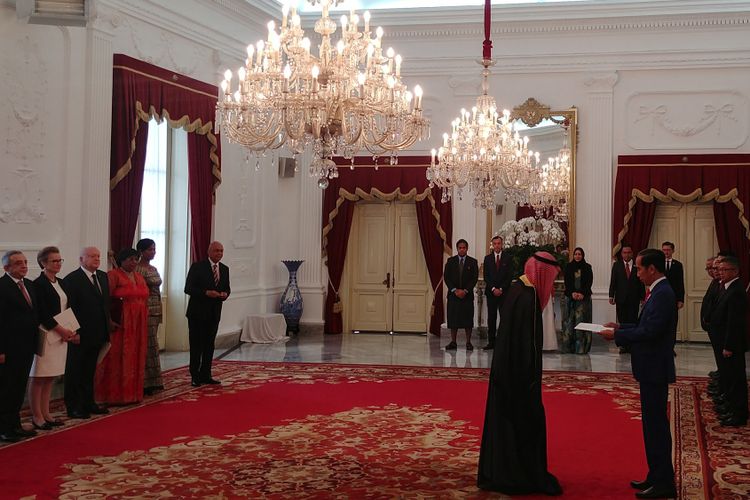 Presiden Joko Widodo menerima surat kepercayaan dari tigabelas Duta Besar Luar Biasa dan Berkuasa Penuh (LBBP) untuk Republik Indonesia di Istana Merdeka, Jakarta, Kamis (8/11). (foto: kompas.com)