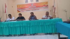 Ketua KPU Sikka Vivano Bogar bersama komisioner sedang memimpin Rapat Pleno Rekapitulasi DPTHP 2 Pemilu 2019, Selasa (13/11) malam di Aula Kantor KPU Sikka