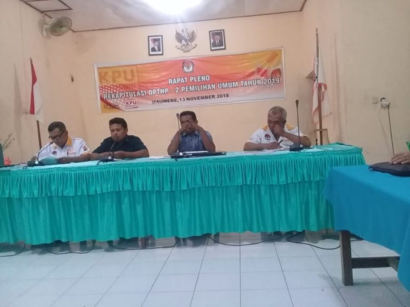 Ketua KPU Sikka Vivano Bogar bersama komisioner sedang memimpin Rapat Pleno Rekapitulasi DPTHP 2 Pemilu 2019, Selasa (13/11) malam di Aula Kantor KPU Sikka