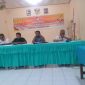 Ketua KPU Sikka Vivano Bogar bersama komisioner sedang memimpin Rapat Pleno Rekapitulasi DPTHP 2 Pemilu 2019, Selasa (13/11) malam di Aula Kantor KPU Sikka