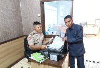 Anggota DPRD Sikka Yoseph Karmianto Eri membuat laporan kepolisian atas dugaan pencemaran nama baik melalui facebook, Rabu (21/11) di SPKT Polres Sikka