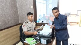 Anggota DPRD Sikka Yoseph Karmianto Eri membuat laporan kepolisian atas dugaan pencemaran nama baik melalui facebook, Rabu (21/11) di SPKT Polres Sikka