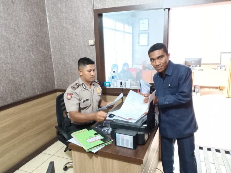 Anggota DPRD Sikka Yoseph Karmianto Eri membuat laporan kepolisian atas dugaan pencemaran nama baik melalui facebook, Rabu (21/11) di SPKT Polres Sikka