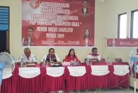 Ketua DPP PKP Indonesia NTT Yan Mboeik (kedua dari kiri) sedang memberikan pembekalan kepada calon legislatif di Aula Central PKP Indonesia, Selasa (20/11)