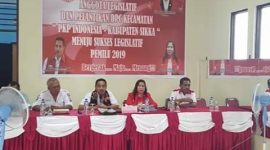 Ketua DPP PKP Indonesia NTT Yan Mboeik (kedua dari kiri) sedang memberikan pembekalan kepada calon legislatif di Aula Central PKP Indonesia, Selasa (20/11)