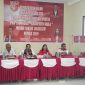 Ketua DPP PKP Indonesia NTT Yan Mboeik (kedua dari kiri) sedang memberikan pembekalan kepada calon legislatif di Aula Central PKP Indonesia, Selasa (20/11)
