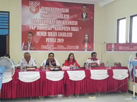 Ketua DPP PKP Indonesia NTT Yan Mboeik (kedua dari kiri) sedang memberikan pembekalan kepada calon legislatif di Aula Central PKP Indonesia, Selasa (20/11)