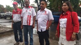 Ketua DPK PKP Indonesia Sikka Hildegardis Sunur (paling kanan) saat mendampingi Ketua DPP PKP Indonesia NTT Yan Mboeik pada kegiatan pembekalan calon legislatif di Aula Central PKP Indonesia, Selasa (20/11)