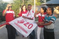 Ketua PKP Indonesia Sikka Hildegardis Sunur bersama sejumlah calon anggota DPRD Sikka mengibarkan bendera partai di Dusun He’o Desa He’opuat Kecamatan Hewokloang, Jumat (9/11)