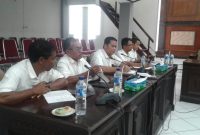 Manajer PLN Flores Bagian Timur Lambert Pasaribu bersama sejumlah Asisten Manajer saat rapat dengar pendapat bersama DPRD Sikka, Rabu (14/11)