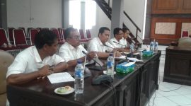 Manajer PLN Flores Bagian Timur Lambert Pasaribu bersama sejumlah Asisten Manajer saat rapat dengar pendapat bersama DPRD Sikka, Rabu (14/11)