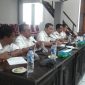 Manajer PLN Flores Bagian Timur Lambert Pasaribu bersama sejumlah Asisten Manajer saat rapat dengar pendapat bersama DPRD Sikka, Rabu (14/11)