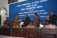 Bupati Sikka Fransiskus Roberto Diogo menyerahkan dokumen RAPBD 2019 kepada Ketua DPRD Sikka Gorgonius Nago Bapa, Senin (19/11) malam