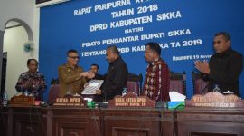 Bupati Sikka Fransiskus Roberto Diogo menyerahkan dokumen RAPBD 2019 kepada Ketua DPRD Sikka Gorgonius Nago Bapa, Senin (19/11) malam