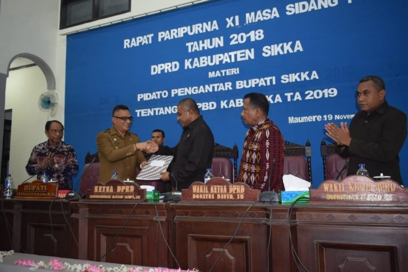 Bupati Sikka Fransiskus Roberto Diogo menyerahkan dokumen RAPBD 2019 kepada Ketua DPRD Sikka Gorgonius Nago Bapa, Senin (19/11) malam