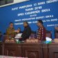 Bupati Sikka Fransiskus Roberto Diogo menyerahkan dokumen RAPBD 2019 kepada Ketua DPRD Sikka Gorgonius Nago Bapa, Senin (19/11) malam
