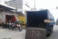 Salah satu truk melintasi jalan di Kota Maumere dengan membawa puluhan semen untuk dijual