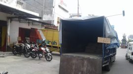 Salah satu truk melintasi jalan di Kota Maumere dengan membawa puluhan semen untuk dijual