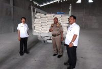 Tim Pengawas dan Pengendalian Stok dan Harga Kebutuhan Pokok dan Barang Strategis Lainnya Kabupaten Sikka melakukan inspeksi mendadak terkait kelangkaan semen di Kabupaten Sikka, Rabu (28/11)
