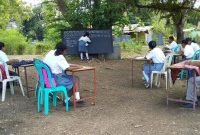 Suasana kegiatan belajar mengajar di bawah pohon pada Satuan Pendidikan Non Formal SKB Kabupaten Sikka, Senin (12/11)