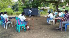 Suasana kegiatan belajar mengajar di bawah pohon pada Satuan Pendidikan Non Formal SKB Kabupaten Sikka, Senin (12/11)